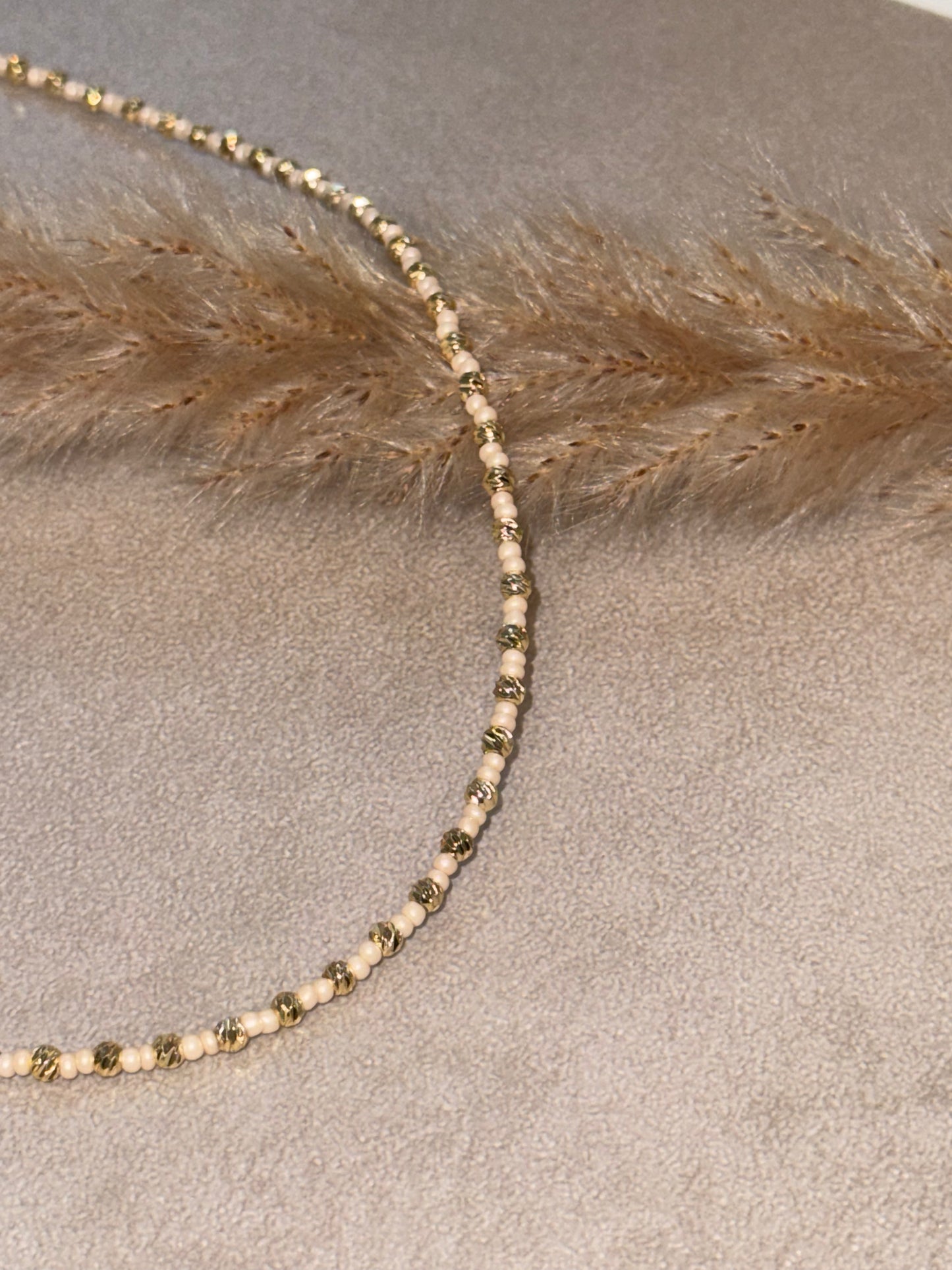 Perlenkette mit Goldperlen