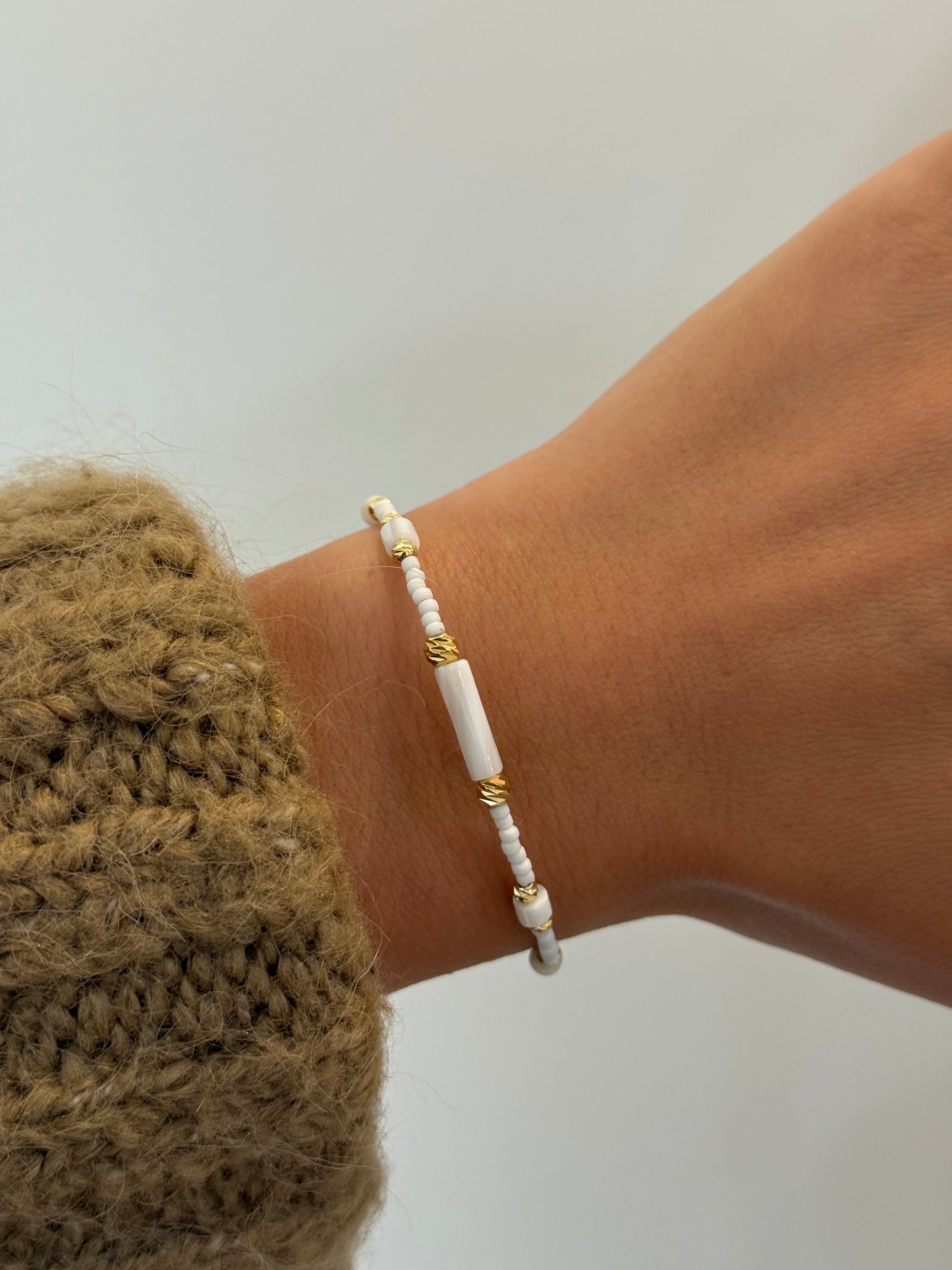 Perlenarmband in Weiß-Gold-Optik