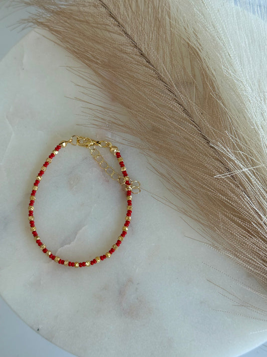 Perlenarmband mit roten und goldenen Mini-Perlen