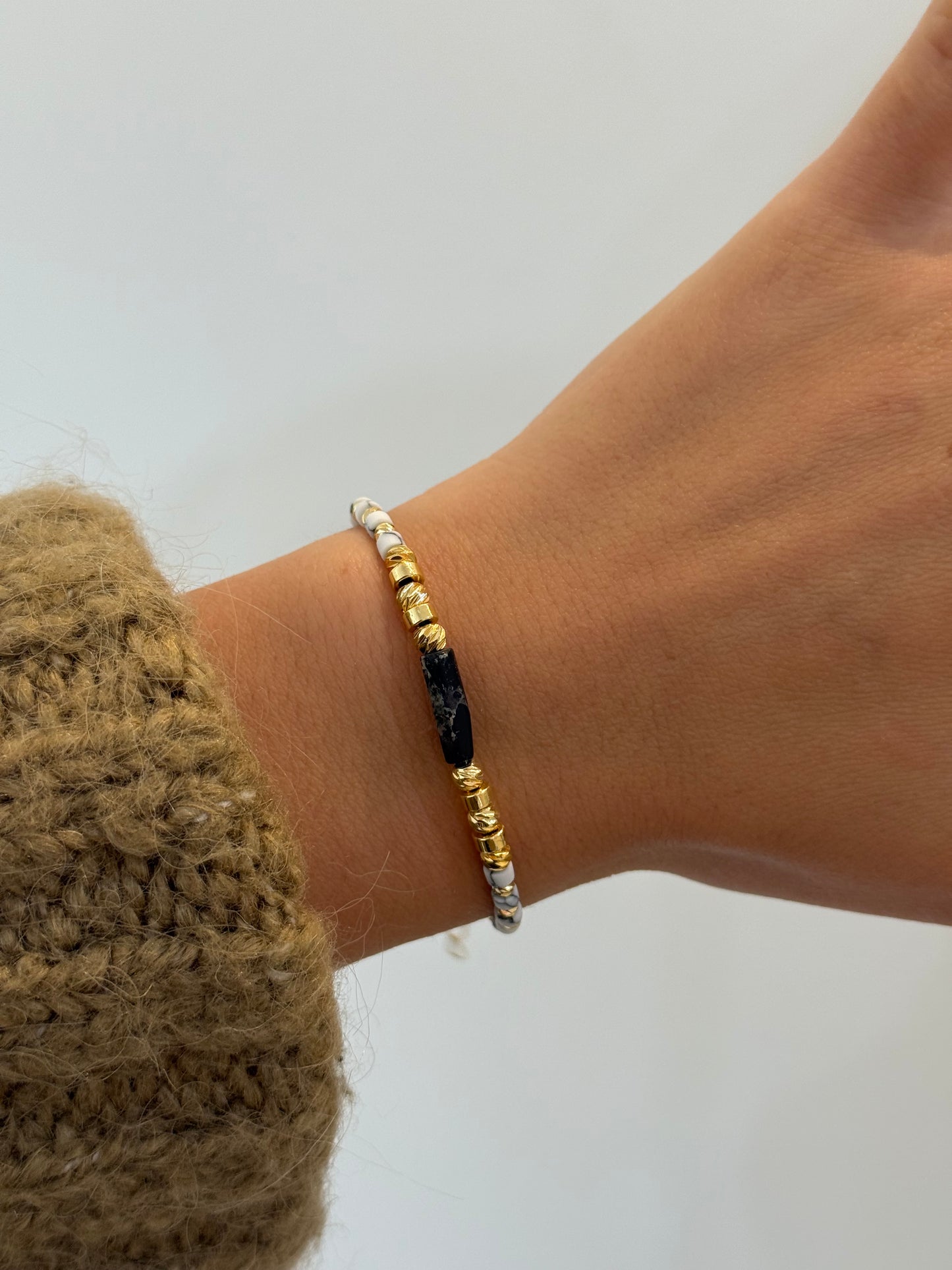 Perlenarmband in Schwarz-Weiß-Optik