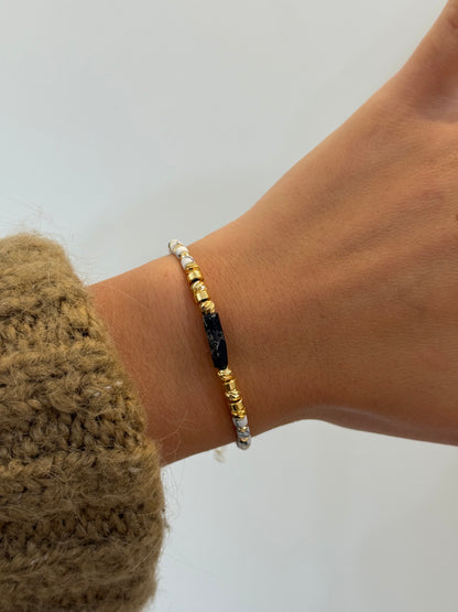 Perlenarmband in Schwarz-Weiß-Optik
