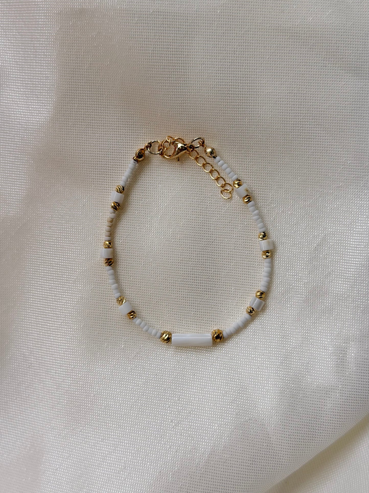 Perlenarmband in Weiß-Gold-Optik