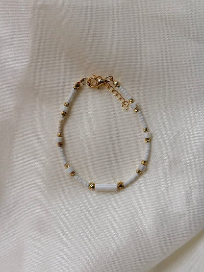 Perlenarmband in Weiß-Gold-Optik
