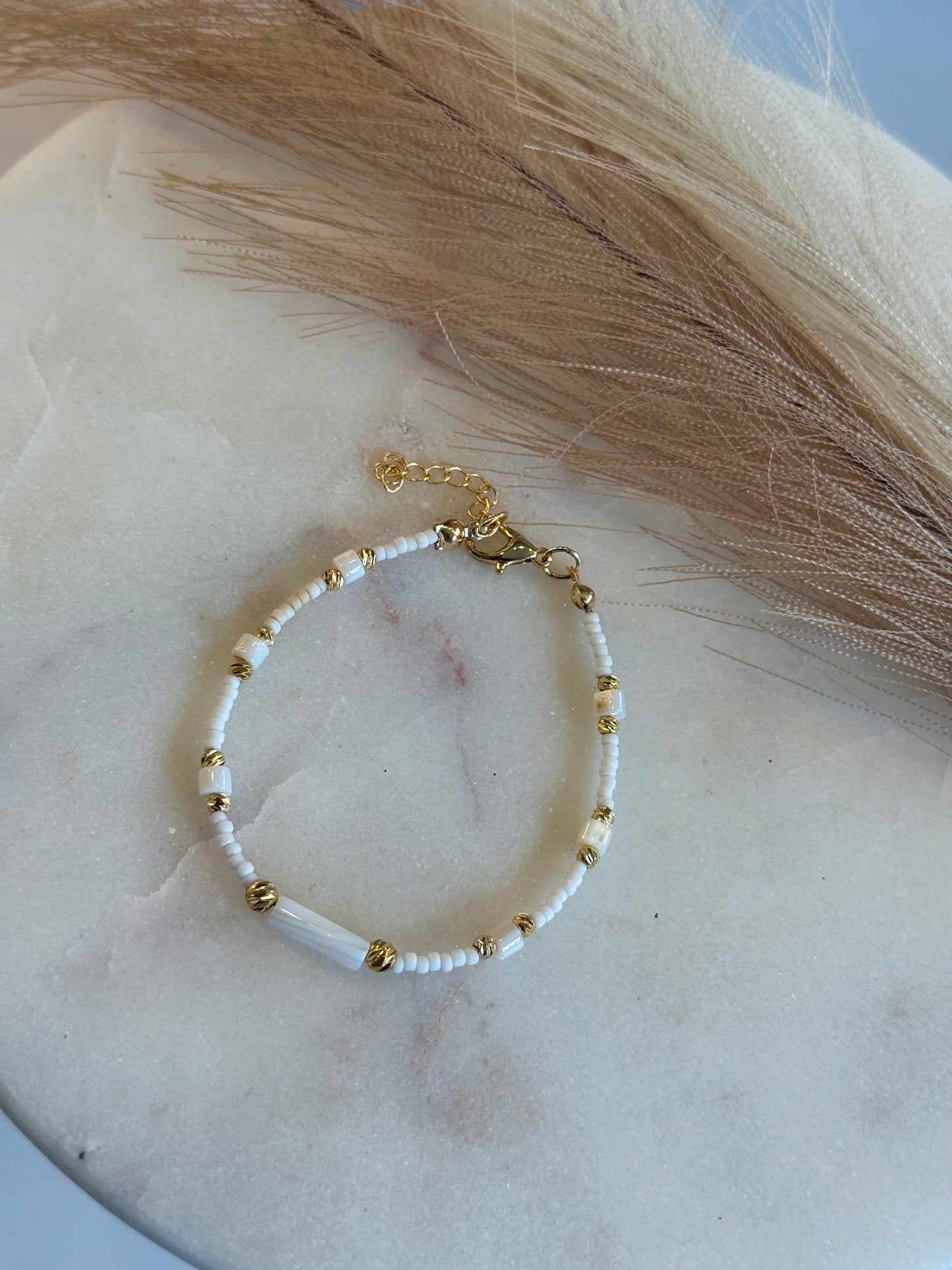 Perlenarmband in Weiß-Gold-Optik