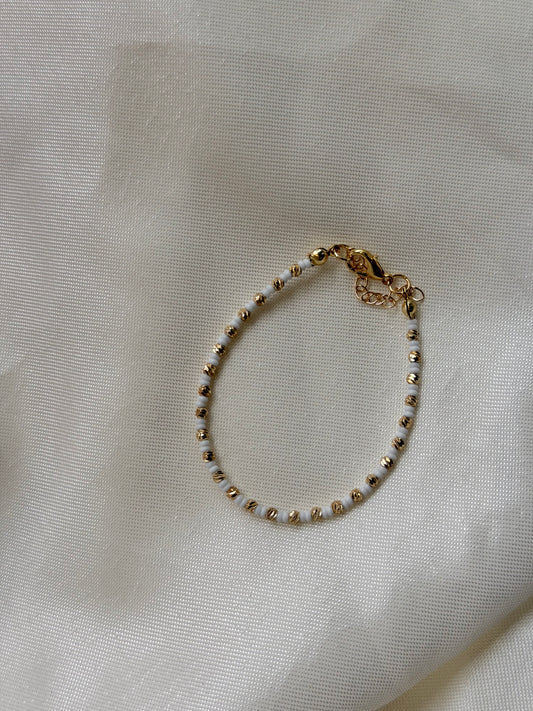 Perlenarmband mit weißen und goldenen Mini-Perlen