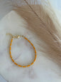 Perlenarmband mit orangen und goldfarbenen Mini-Perlen