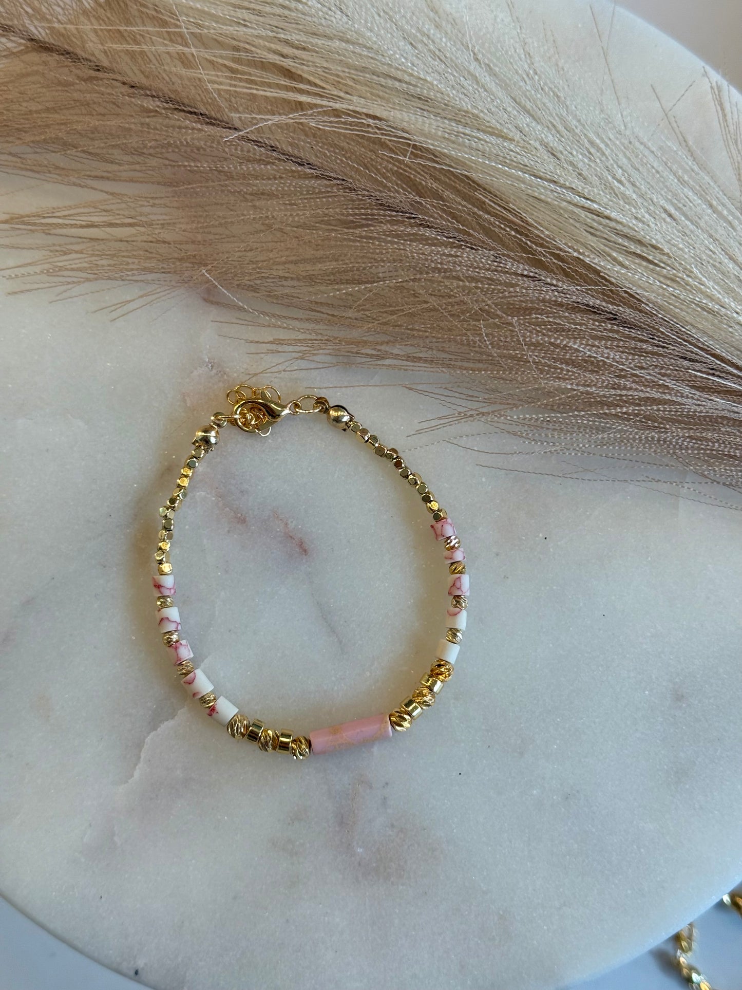 Perlenarmband in Weiß-Rosa-Optik