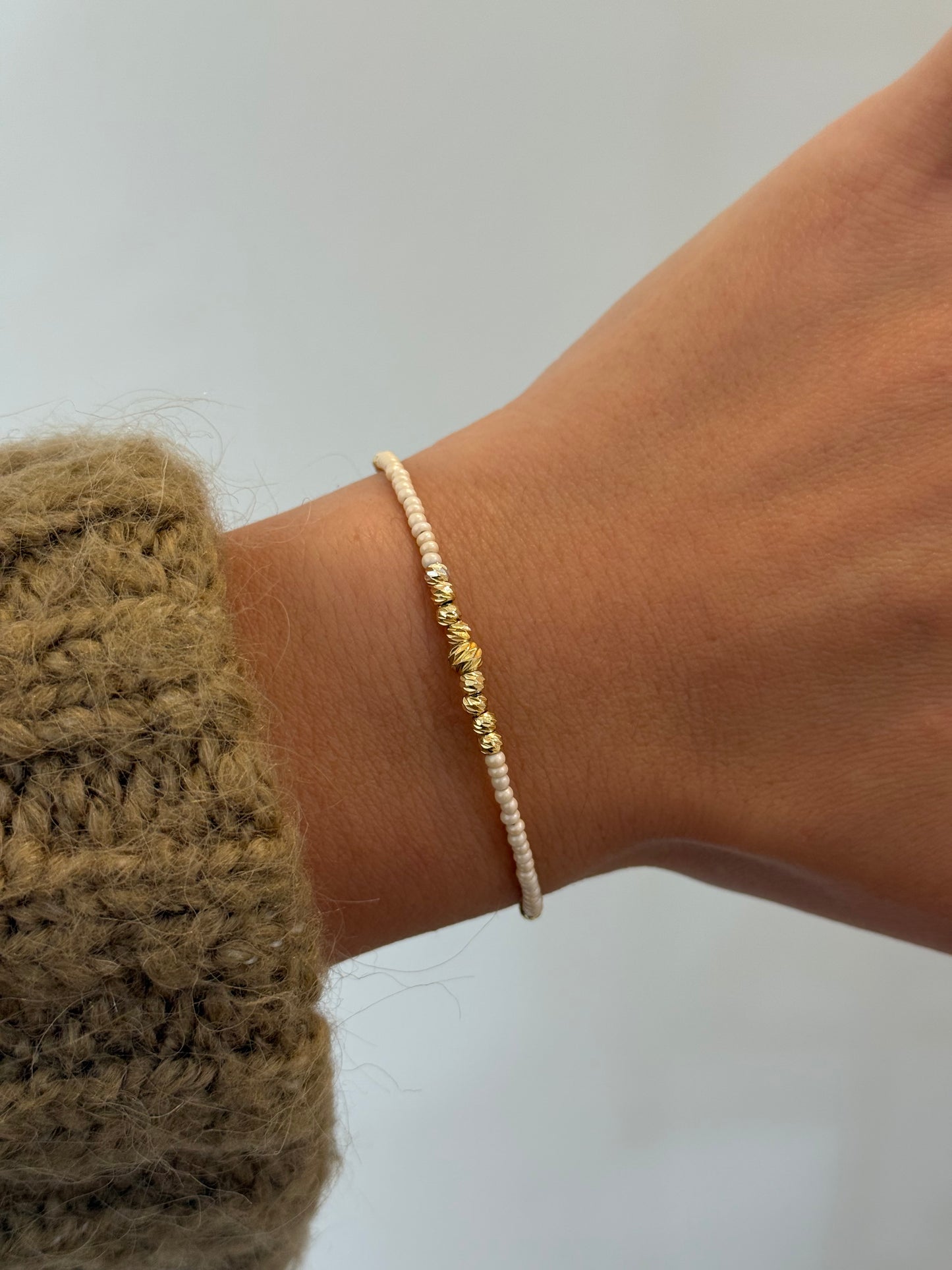 Perlenarmband mit beigen und goldenen Mini-Perlen