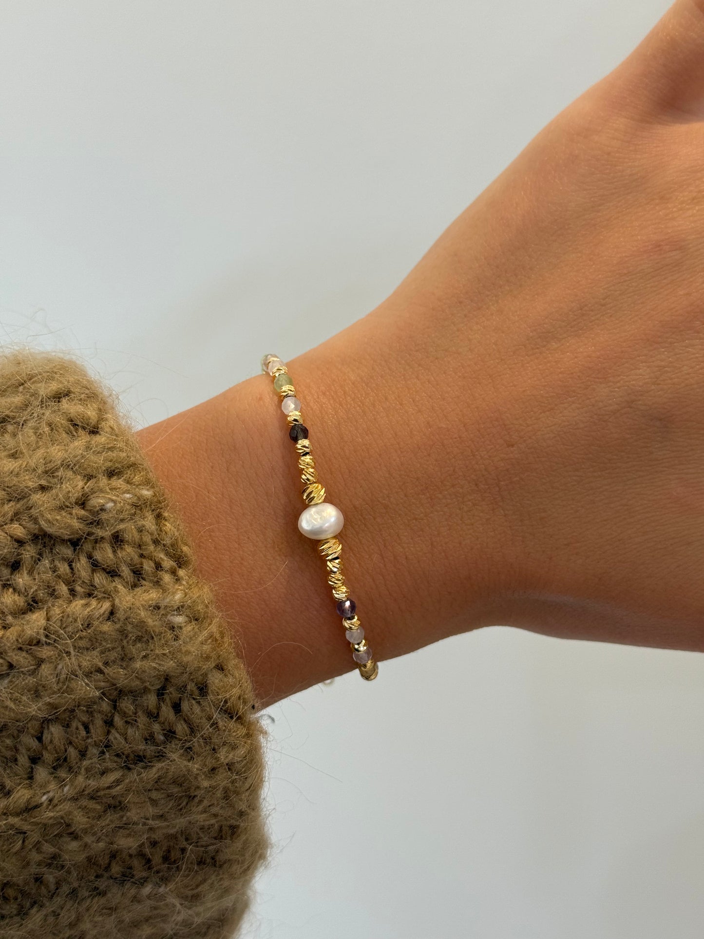 Perlenarmband mit Kristallperlen, goldenen Perlen und einer Süßwasserperle