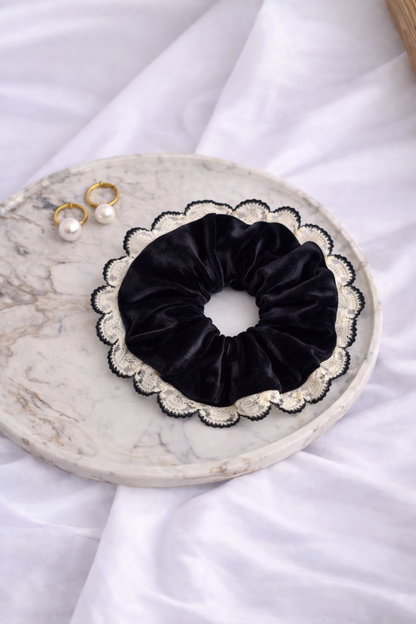 Schwarzes Samt-Haargummi mit Häkelbesatz