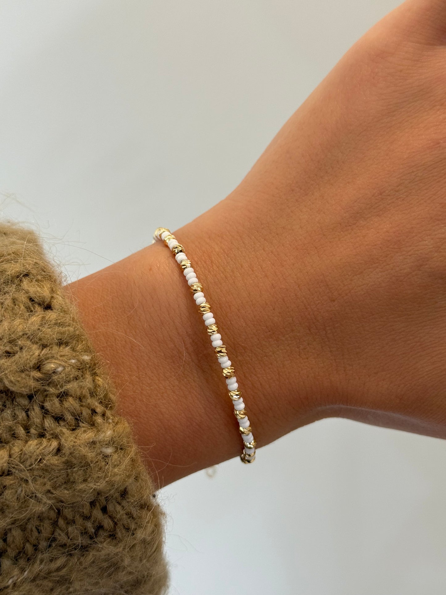 Perlenarmband mit weißen und goldenen Mini-Perlen