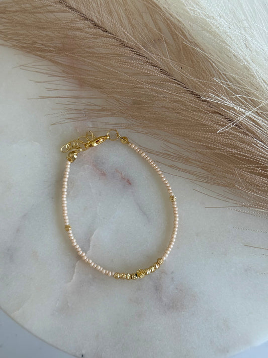 Perlenarmband mit beigen und goldenen Mini-Perlen