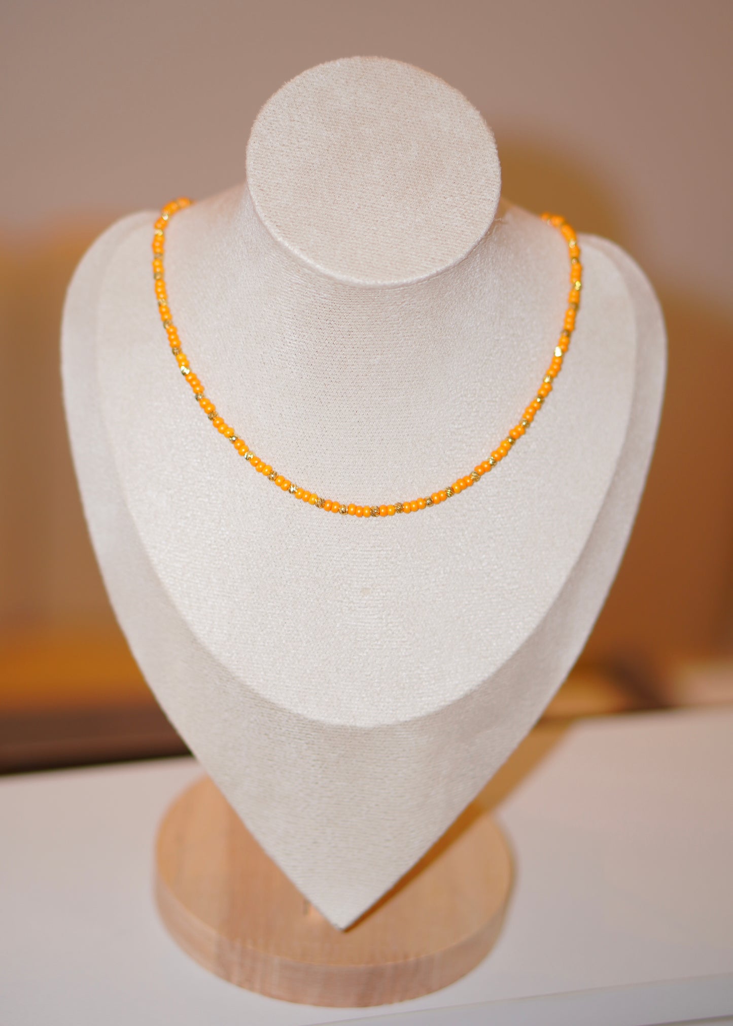 Perlenkette mit orangen Perlen