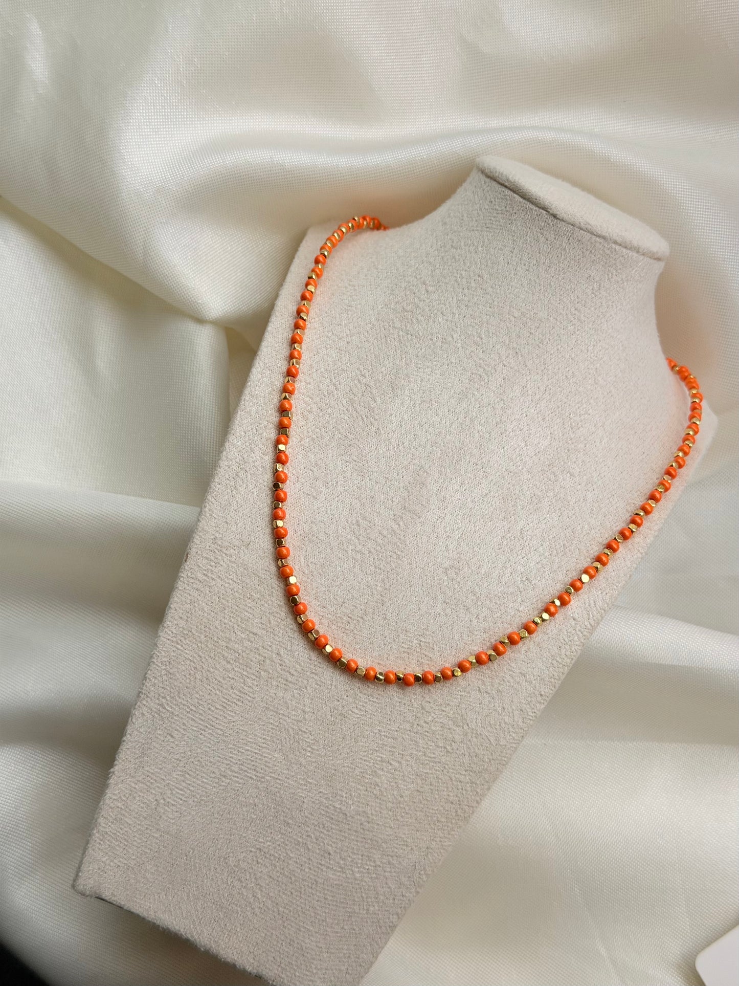 Perlenkette mit feinen orangen Perlen