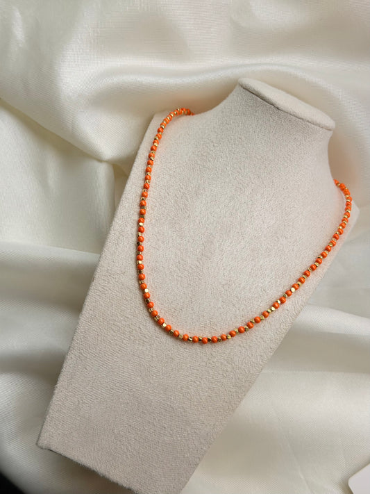 Perlenkette mit feinen orangen Perlen