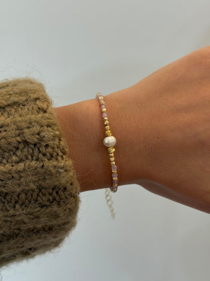 Perlenarmband mit rosa Kristallperlen, goldenen Perlen und einer Süßwasserperle