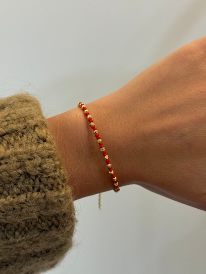 Perlenarmband mit roten und goldenen Mini-Perlen