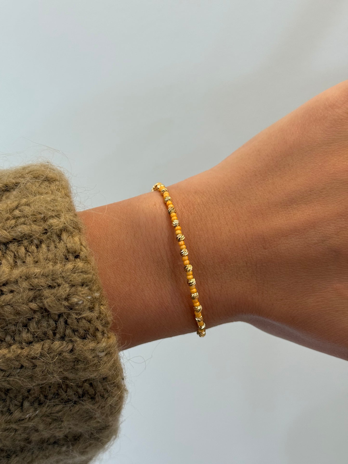 Perlenarmband mit gelben und goldenen Mini-Perlen