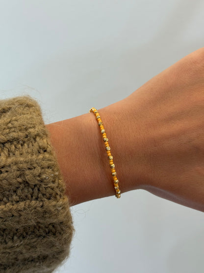 Perlenarmband mit gelben und goldenen Mini-Perlen