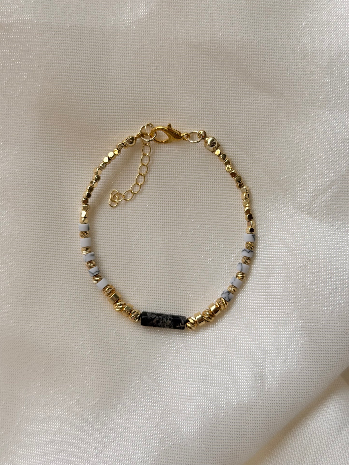 Perlenarmband in Schwarz-Weiß-Optik