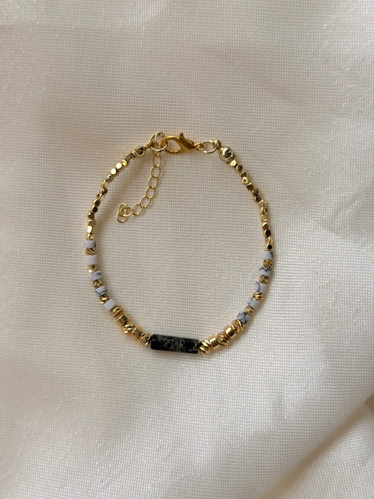 Perlenarmband in Schwarz-Weiß-Optik