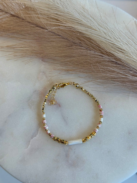 Perlenarmband in Weiß-Rosa-Optik