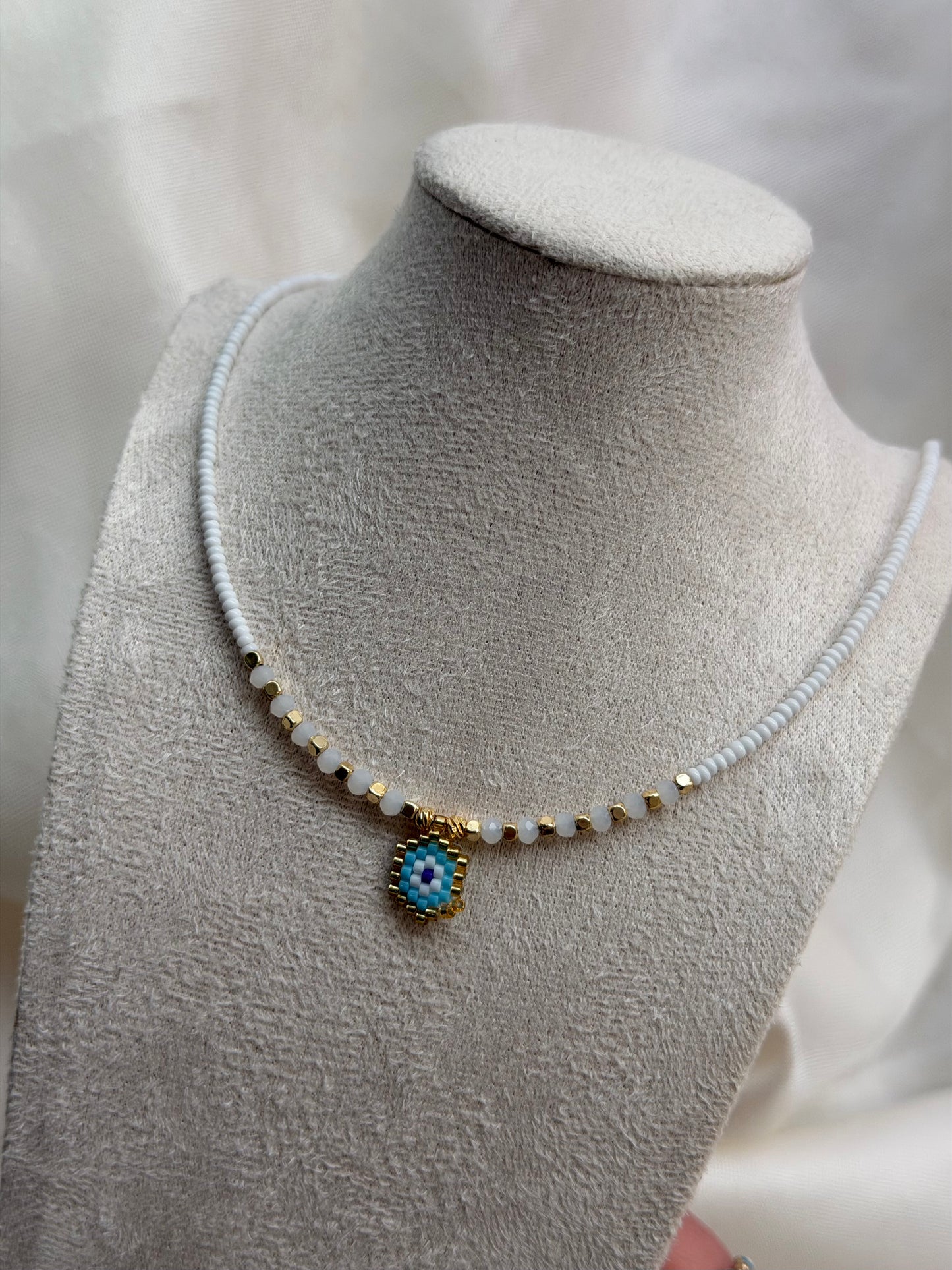 Perlenkette mit blauem Auge