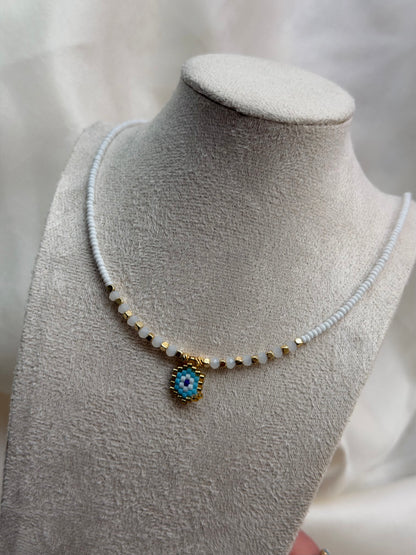 Perlenkette mit blauem Auge
