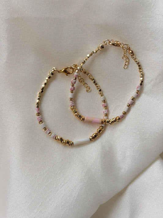 Perlenarmband in Weiß-Rosa-Optik