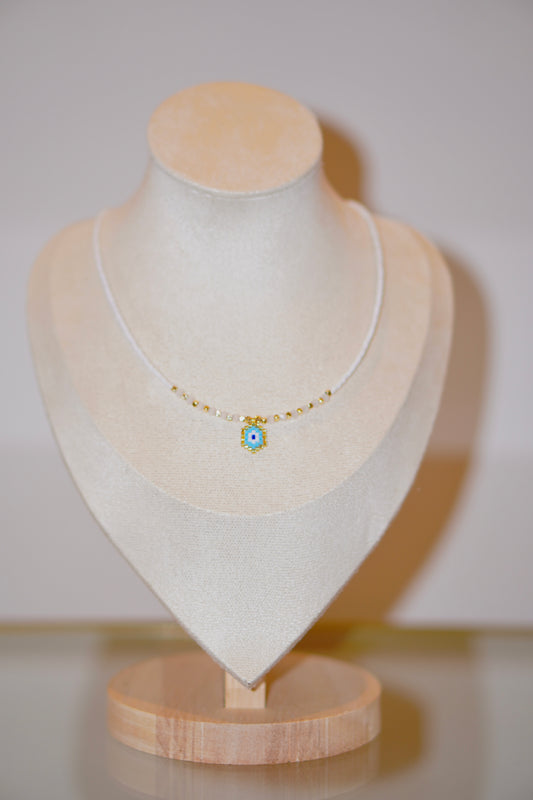 Perlenkette mit blauem Auge