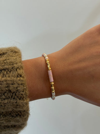 Perlenarmband in Weiß-Rosa-Optik