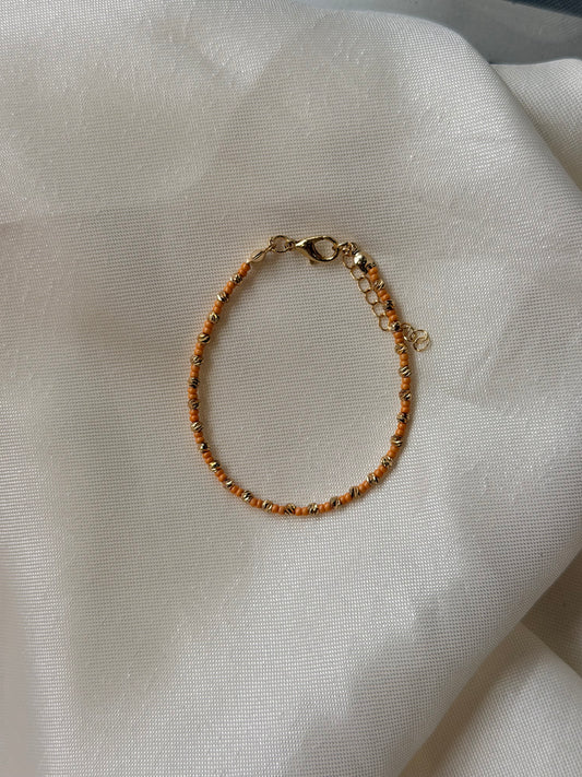 Perlenarmband mit gelben und goldenen Mini-Perlen