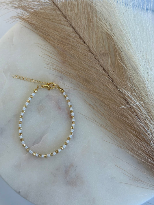 Perlenarmband mit weißen und goldenen Mini-Perlen