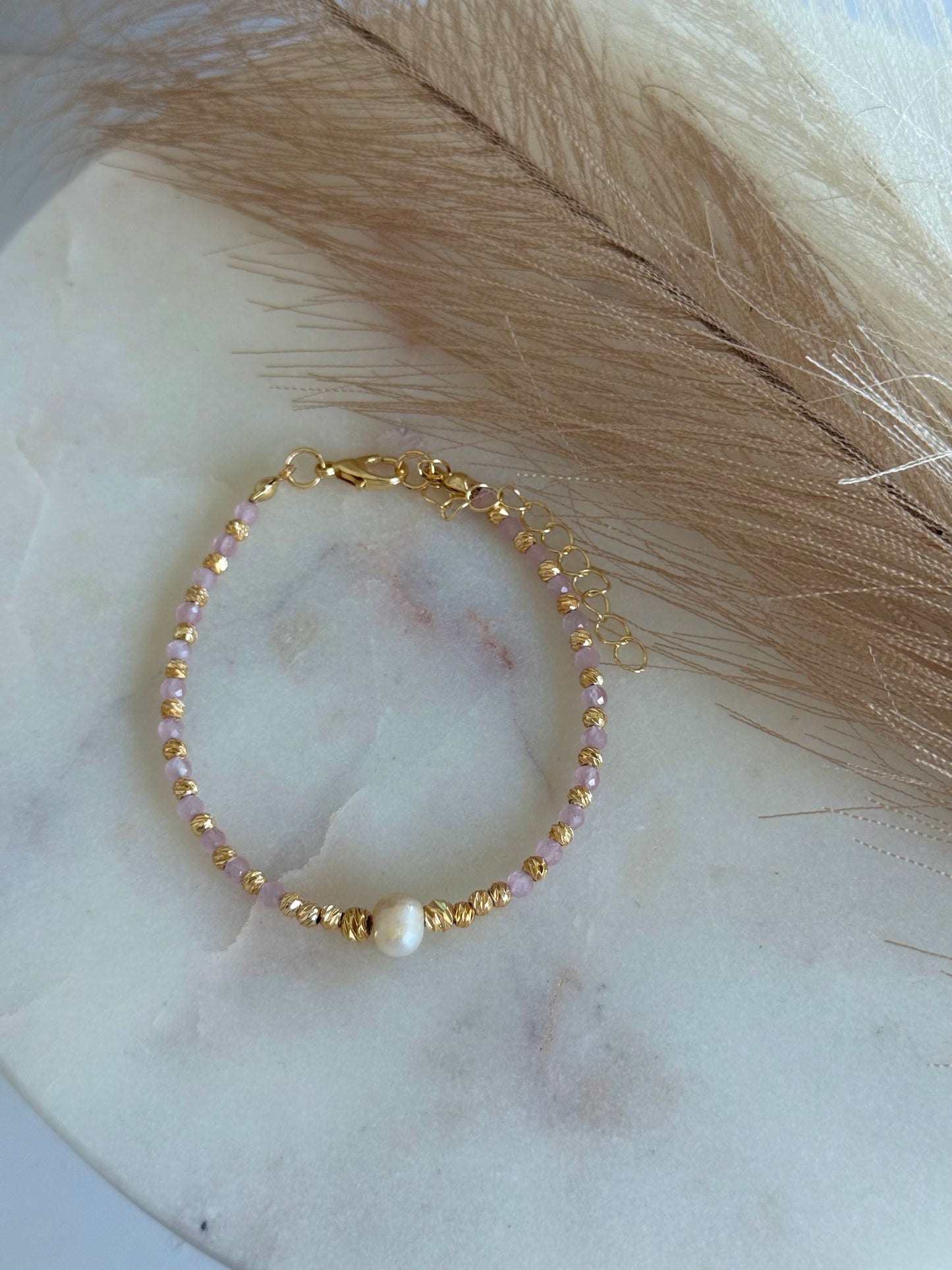 Perlenarmband mit rosa Kristallperlen, goldenen Perlen und einer Süßwasserperle