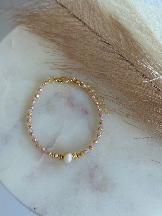 Perlenarmband mit rosa Kristallperlen, goldenen Perlen und einer Süßwasserperle