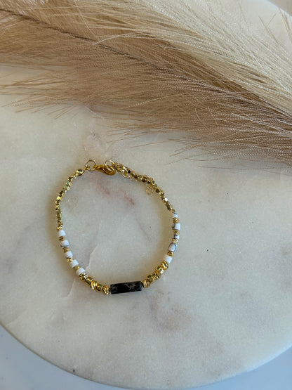 Perlenarmband in Schwarz-Weiß-Optik