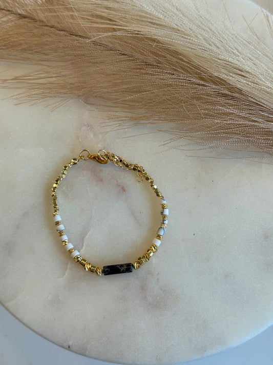 Perlenarmband in Schwarz-Weiß-Optik