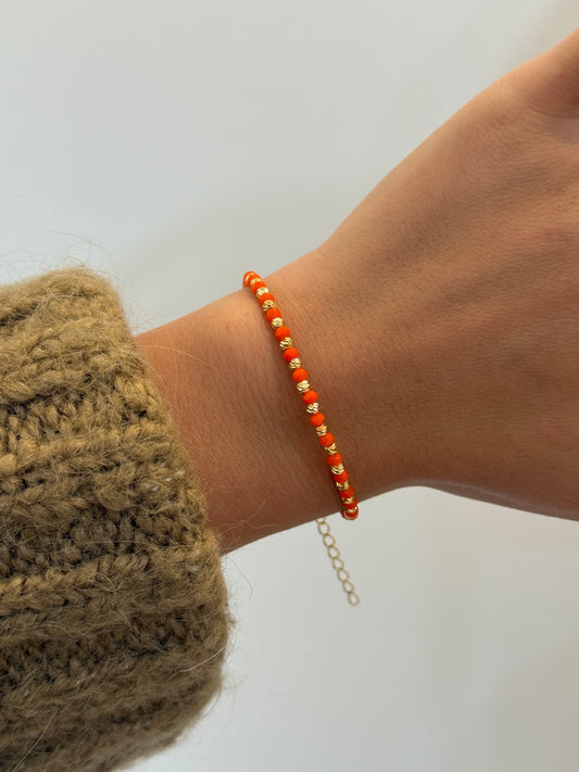 Perlenarmband mit orangen und goldenen Mini-Perlen