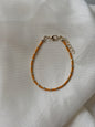 Perlenarmband mit orangen und goldfarbenen Mini-Perlen