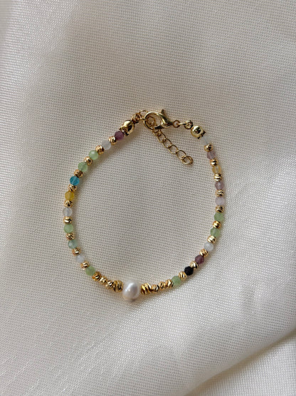 Perlenarmband mit Kristallperlen, goldenen Perlen und einer Süßwasserperle