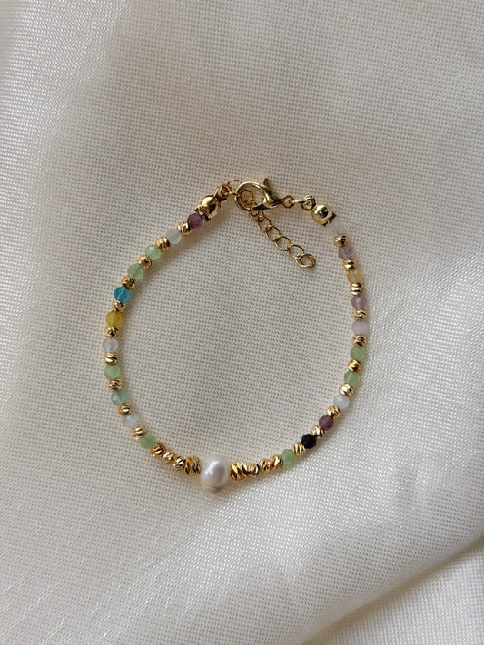 Perlenarmband mit Kristallperlen, goldenen Perlen und einer Süßwasserperle