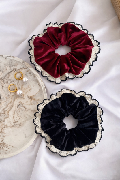 Bordeaux Samt-Haargummi mit Häkelbesatz