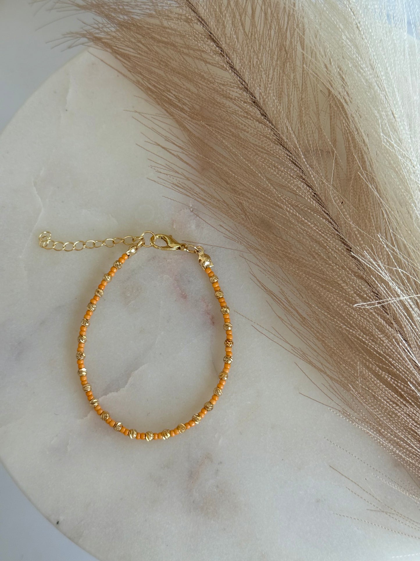 Perlenarmband mit gelben und goldenen Mini-Perlen