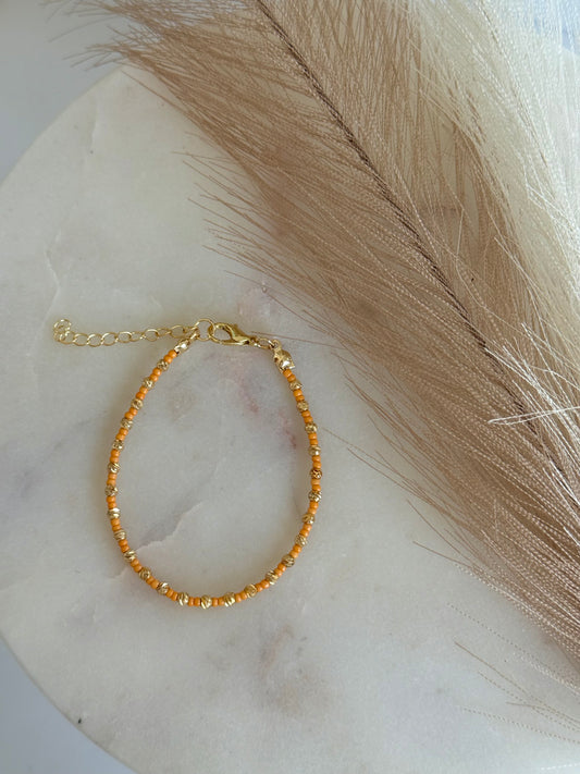 Perlenarmband mit gelben und goldenen Mini-Perlen