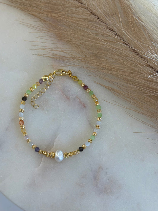 Perlenarmband mit Kristallperlen, goldenen Perlen und einer Süßwasserperle