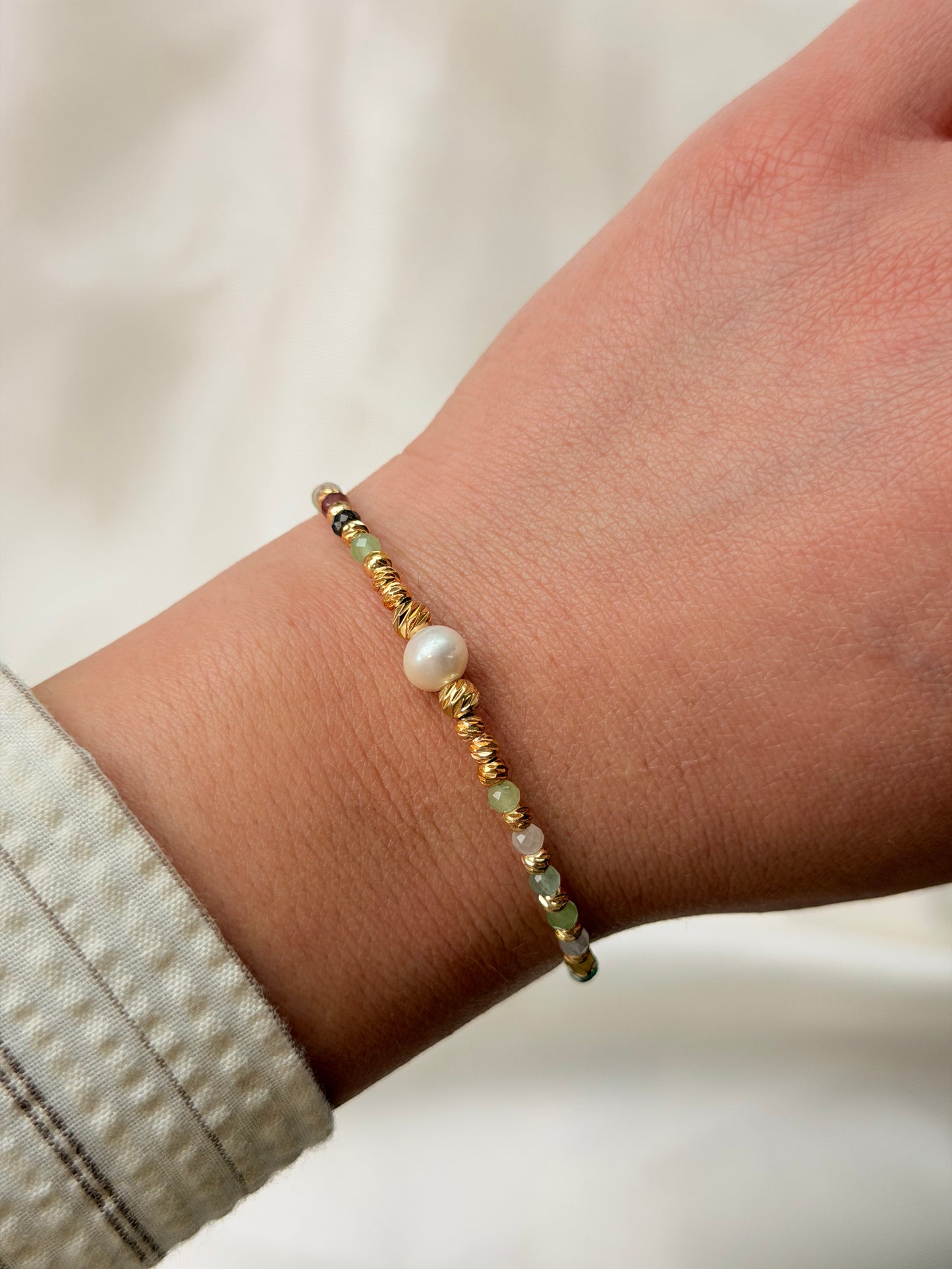 Perlenarmband mit Kristallperlen, goldenen Perlen und einer Süßwasserperle
