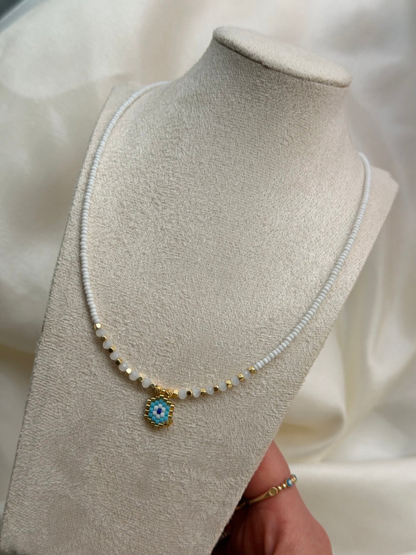 Perlenkette mit blauem Auge