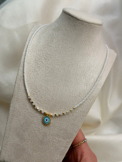Perlenkette mit blauem Auge