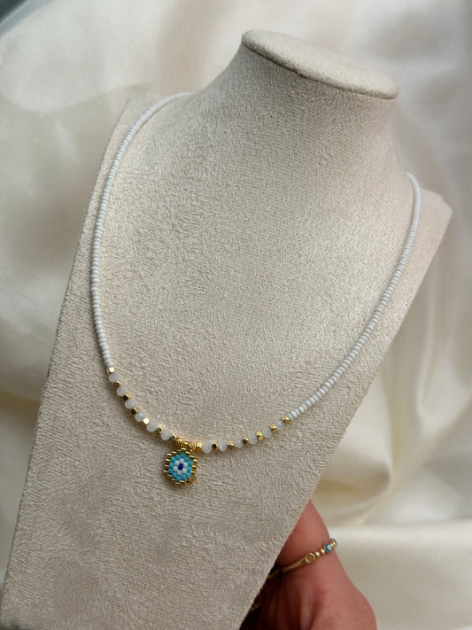 Perlenkette mit blauem Auge