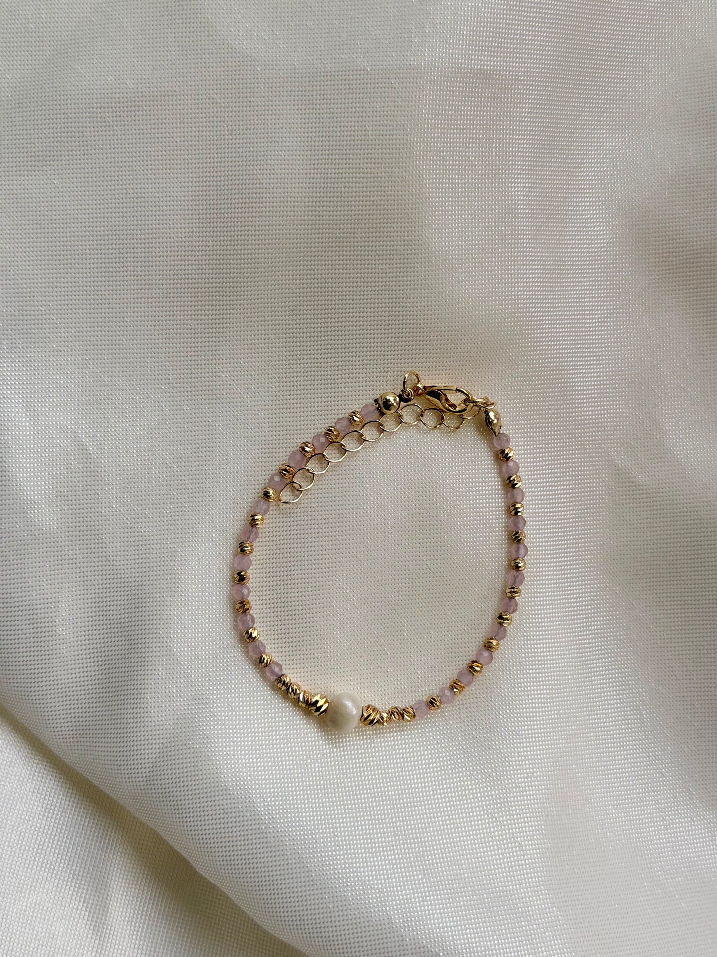Perlenarmband mit rosa Kristallperlen, goldenen Perlen und einer Süßwasserperle